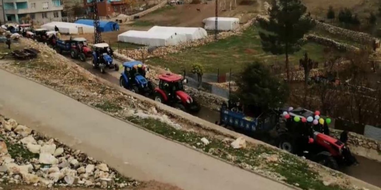 Siirt’te 20 traktörlü düğün konvoyu