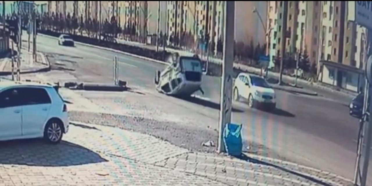 Diyarbakır’da araçlar çarpışarak takla attı