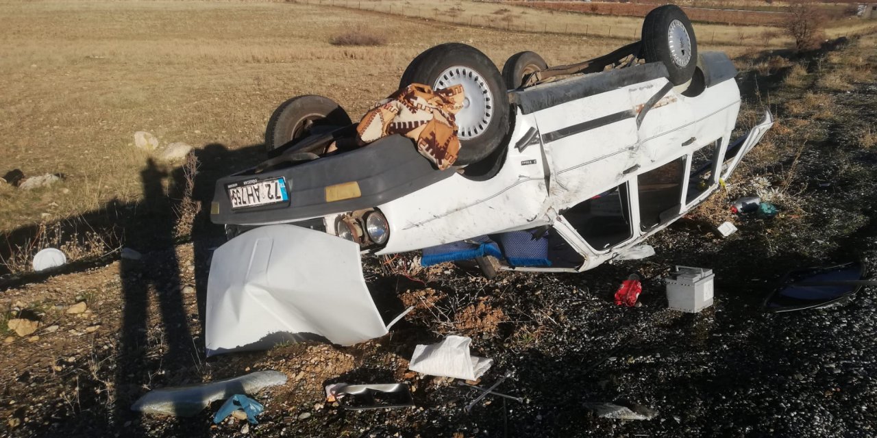 Şarampole devrilen otomobildeki 3 kişi yaralandı