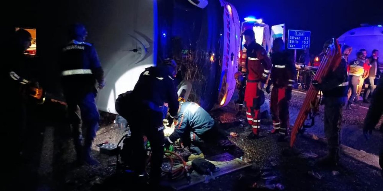 Diyarbakır'da devrilen otobüste 1’i bebek 5 ölü, 23 yaralı