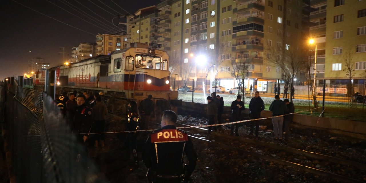 VİDEO - Diyarbakır'da yük treninin çarptığı kişi öldü