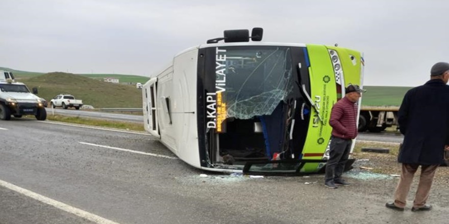 Diyarbakır’da muayeneye giden minibüs kaza yaptı