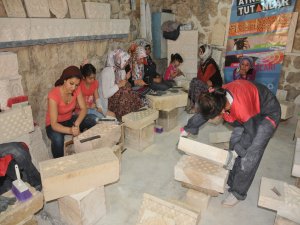 Kadınlar, “taşı” dantel gibi işliyor