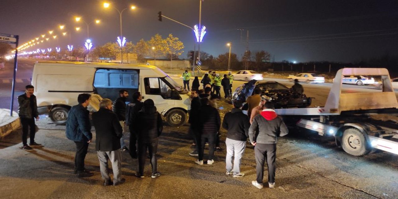 Minibüs ile otomobil kaza yaptı: 8 kişi yaralandı