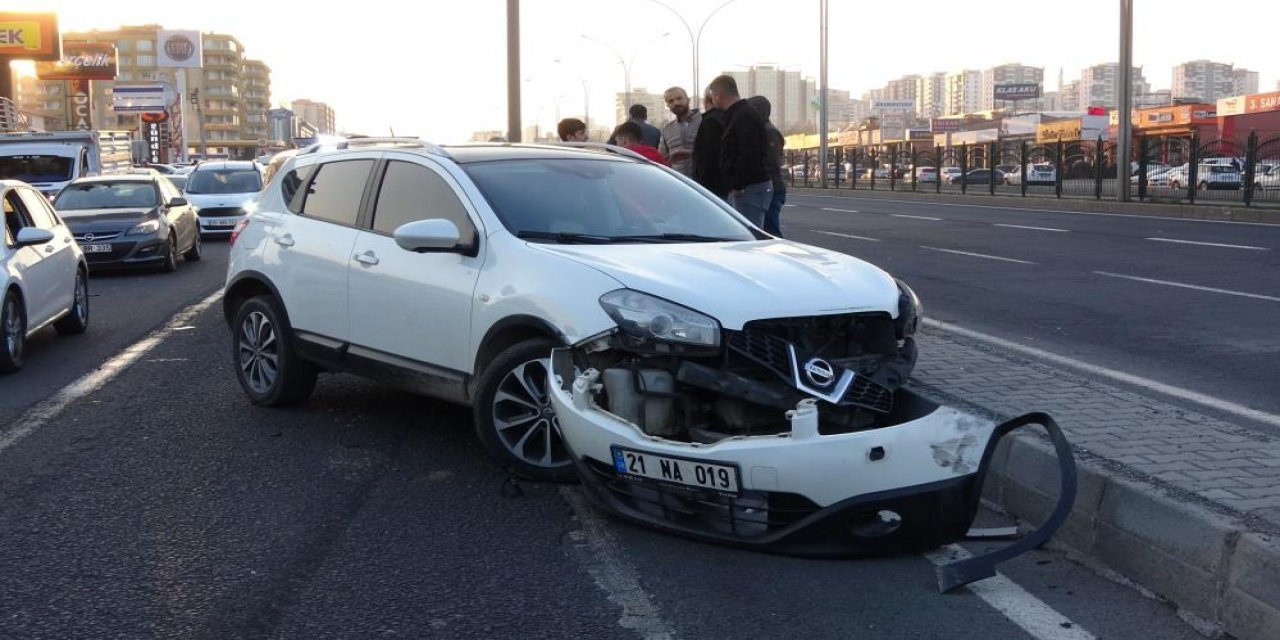 Diyarbakır’da 3 araç çarpıştı, 4 kişi yaralandı