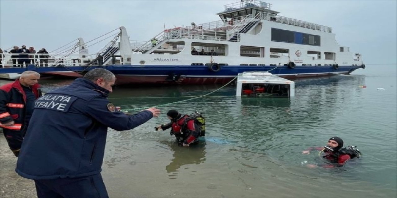 Otobüs, feribot yerine baraja daldı