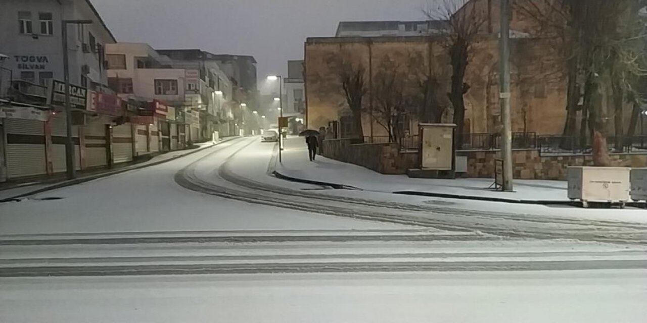Diyarbakır ilçelerinde kar etkili oldu