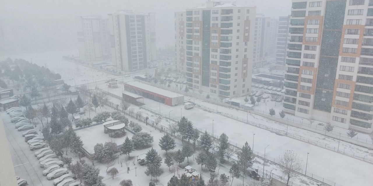 VİDEO - Diyarbakır’a kar geldi