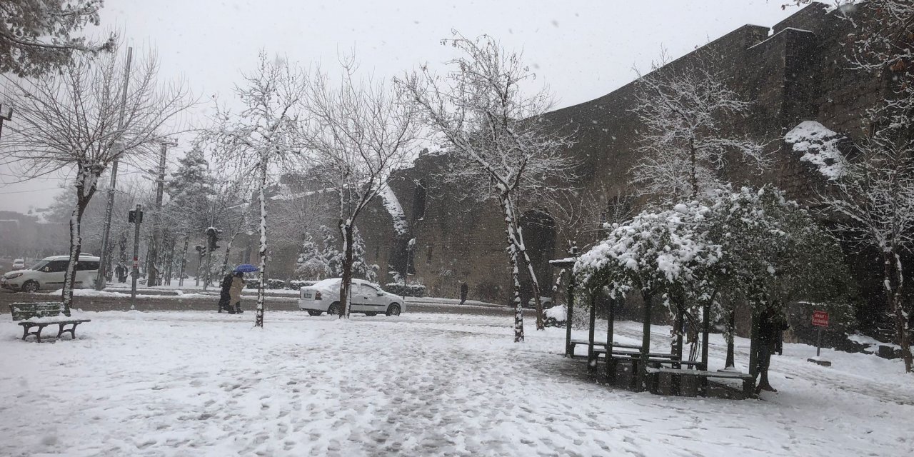VİDEO - Diyarbakır kara teslim, kar çalışmalarında aksama!