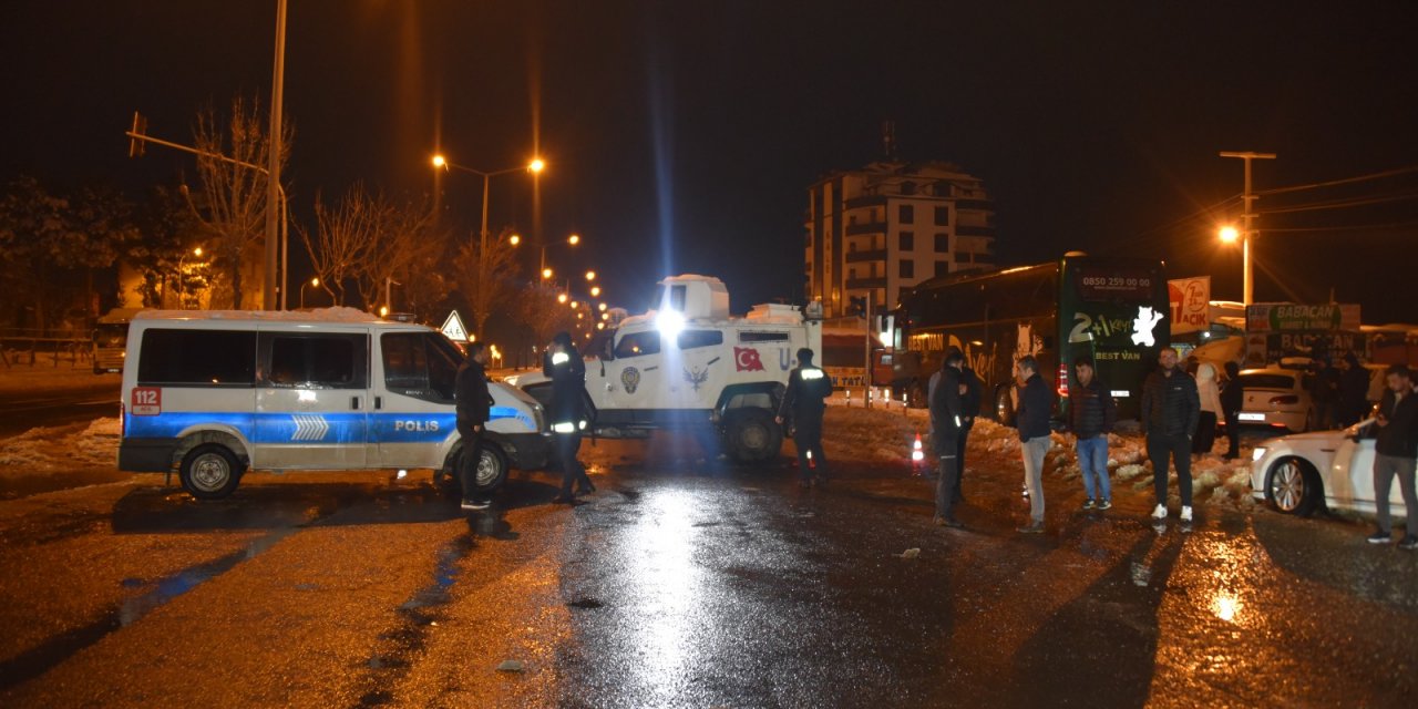 VİDEO - Otobüs kazası nedeniyle Diyarbakır'a araç geçişine izin verilmedi