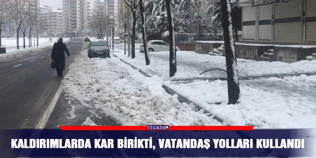 VİDEO - Kaldırımlarda kar birikti, vatandaş yolları kullandı