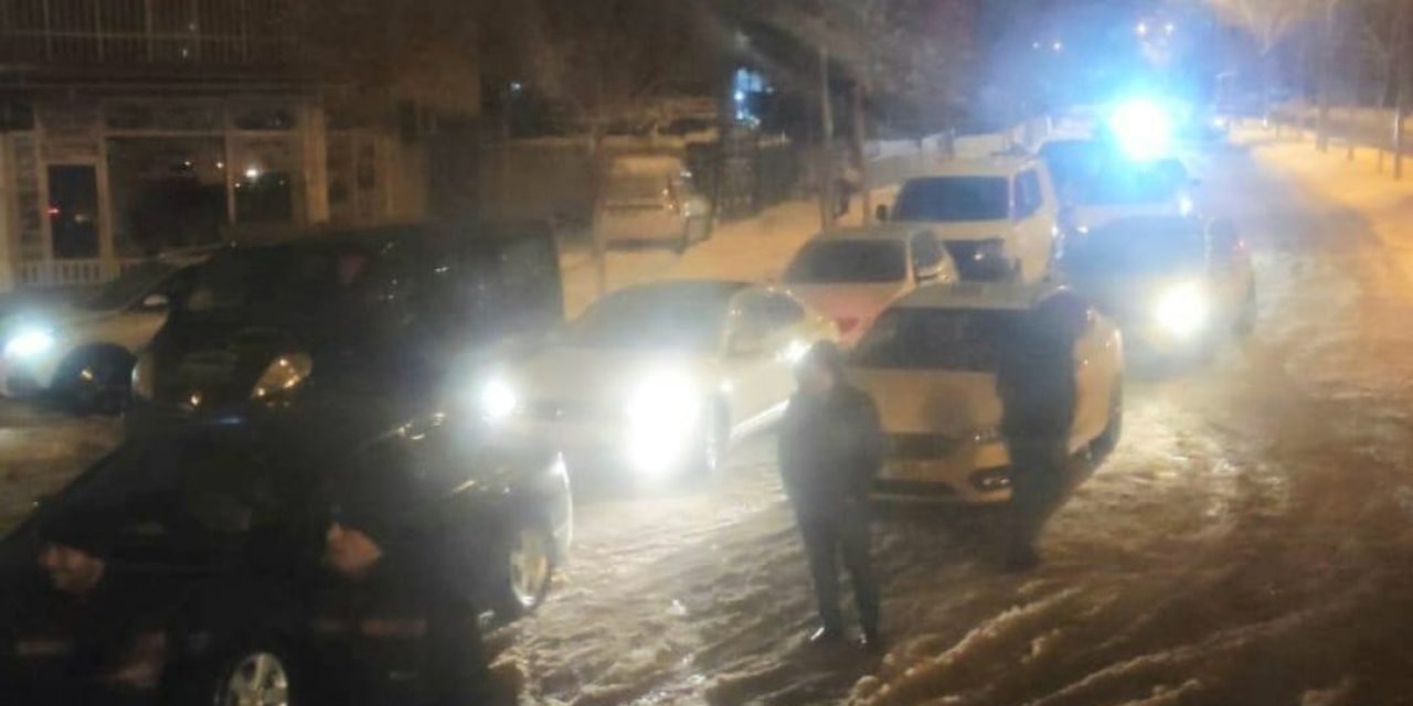 VİDEOLU - Diyarbakır'da deprem sonrası vatandaşlar panikle sokağa döküldü