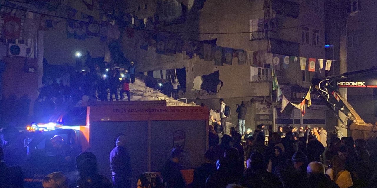 Diyarbakır'daki bina saniyeler içinde çöktü