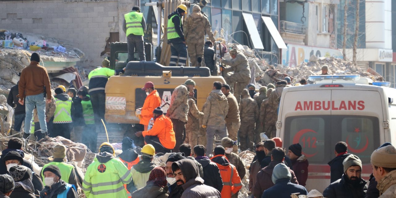 Bir çift, 128 saat sonra enkazdan sağ çıkarıldı