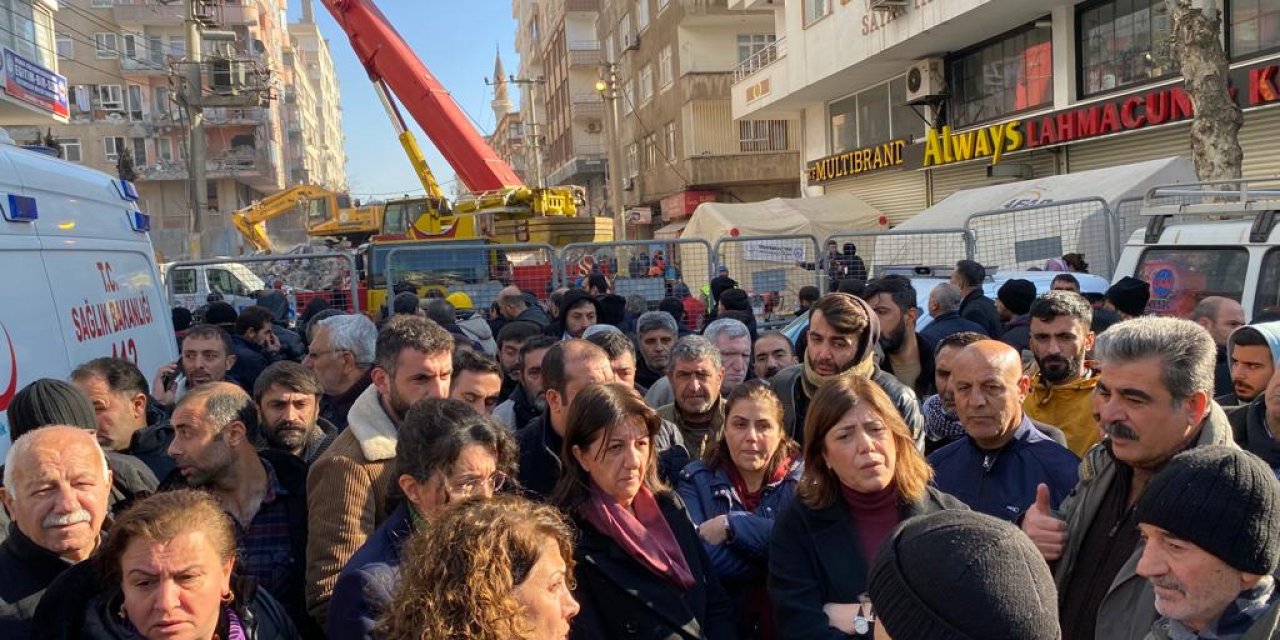 HDP Eş Genel Başkanı Buldan, Diyarbakır'daki enkaz alanında