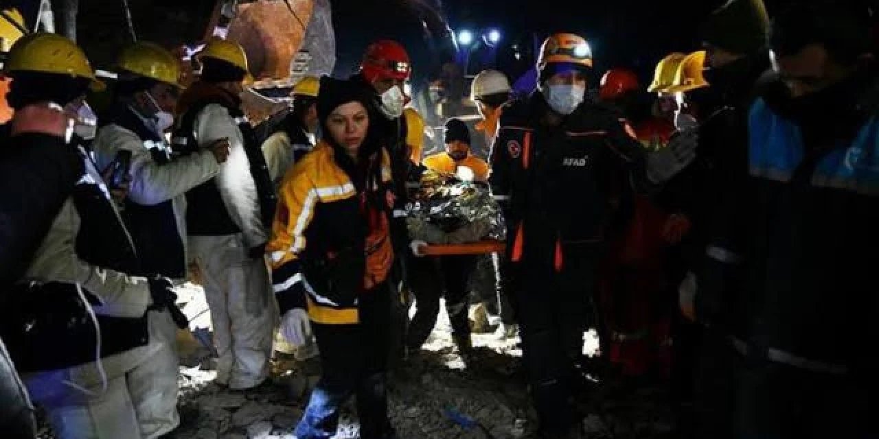 Bir kadın, 258’inci saatte enkazdan kurtarıldı