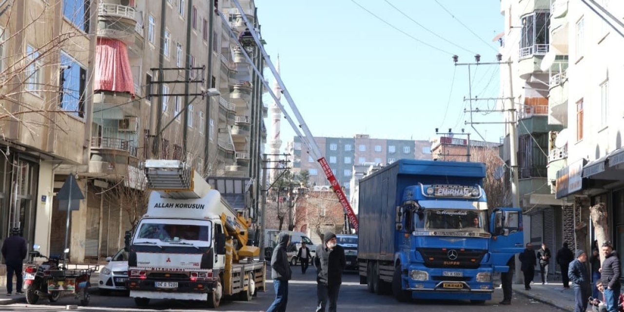 Diyarbakırlılar hasarlı evlerinden eşyalarını tahliye ediyor