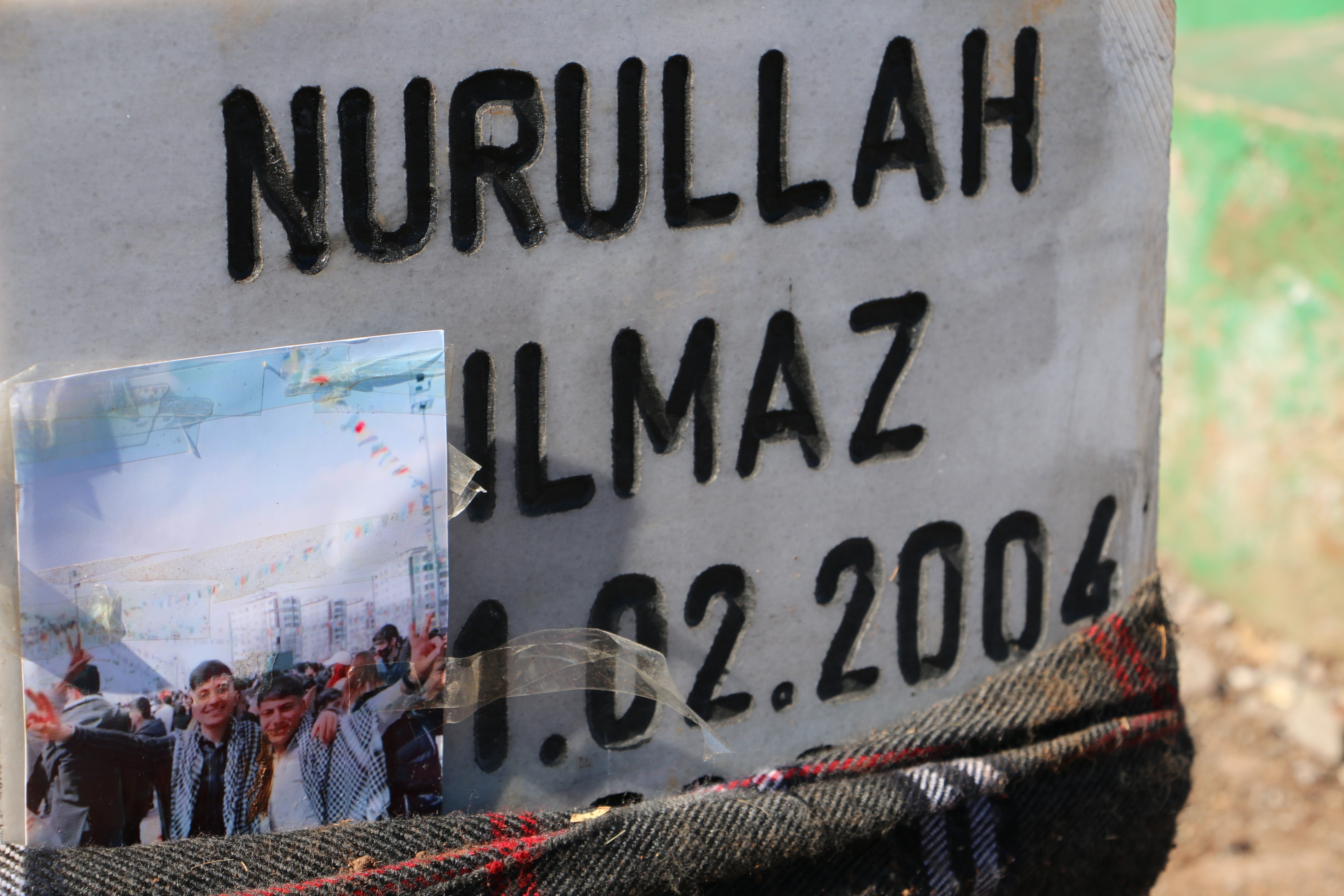 Hatıralar mezar taşlarına asıldı