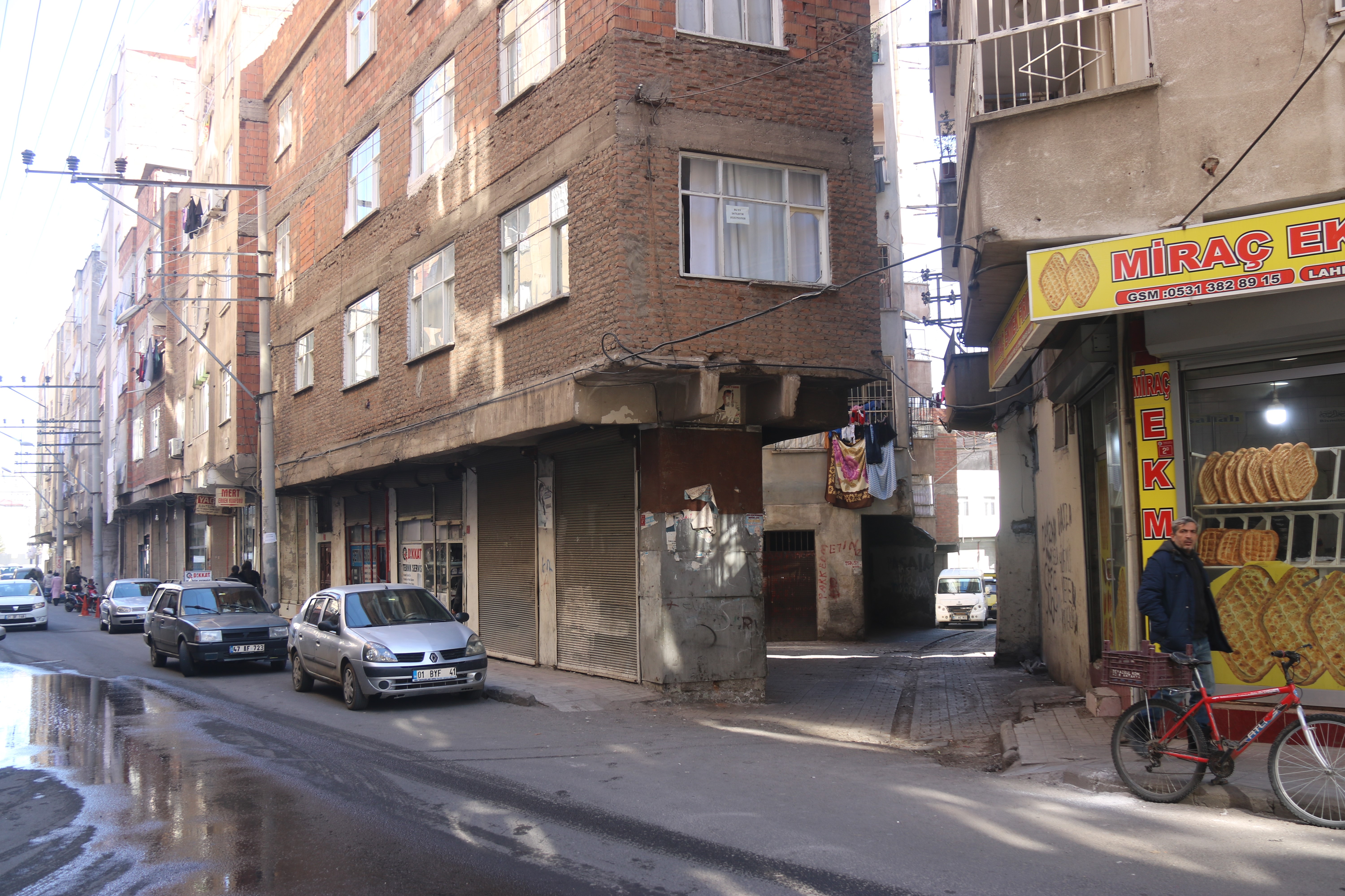 Kolon yok ama ayakta