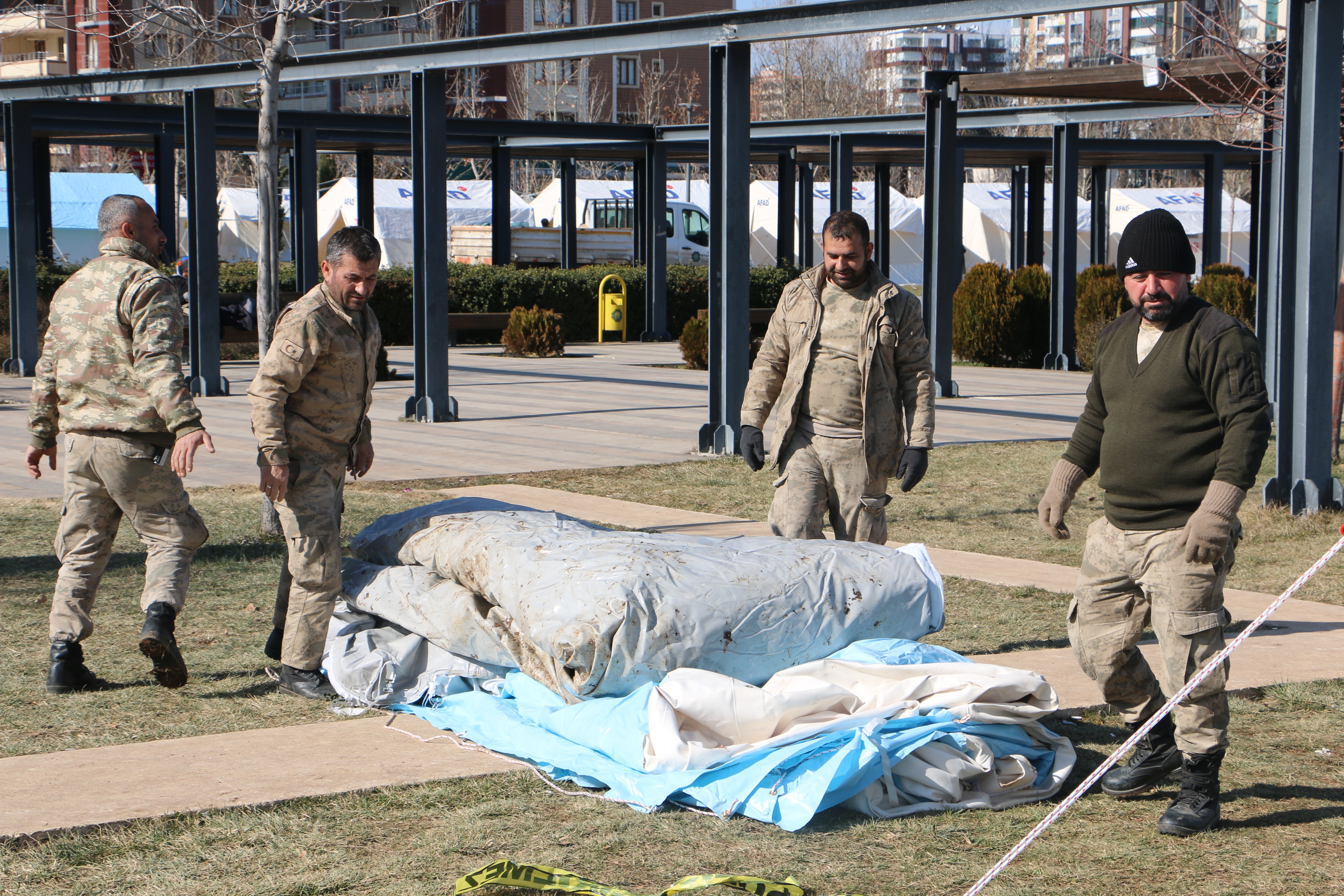 VİDEO- Diyarbakır’da çadırlar tek yerde toplanıyor