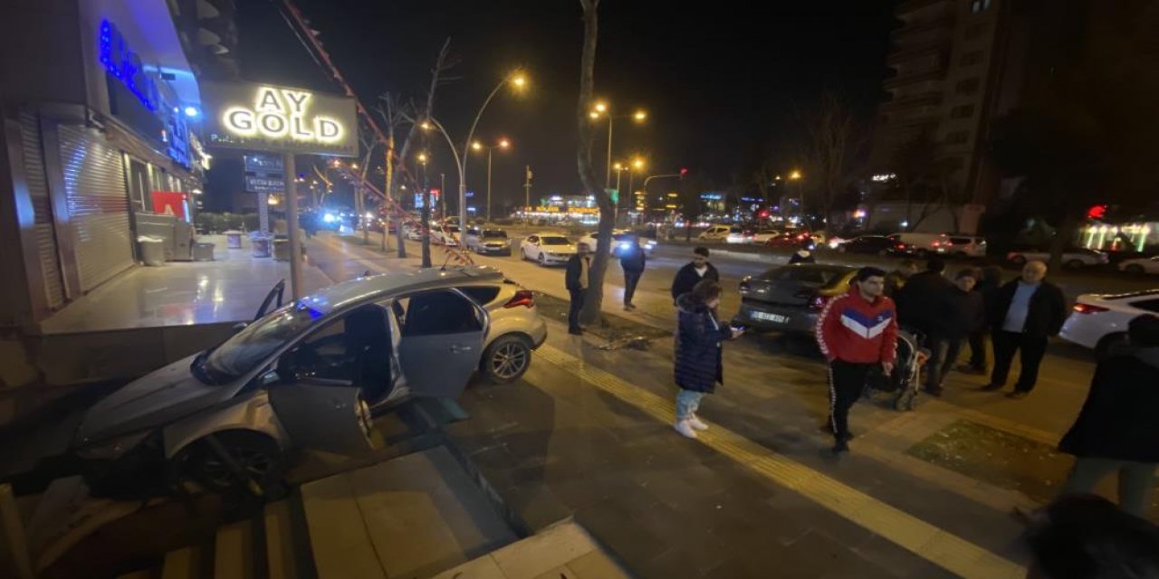 Diyarbakır’da, drift atan alkollü sürücü siteye uçtu