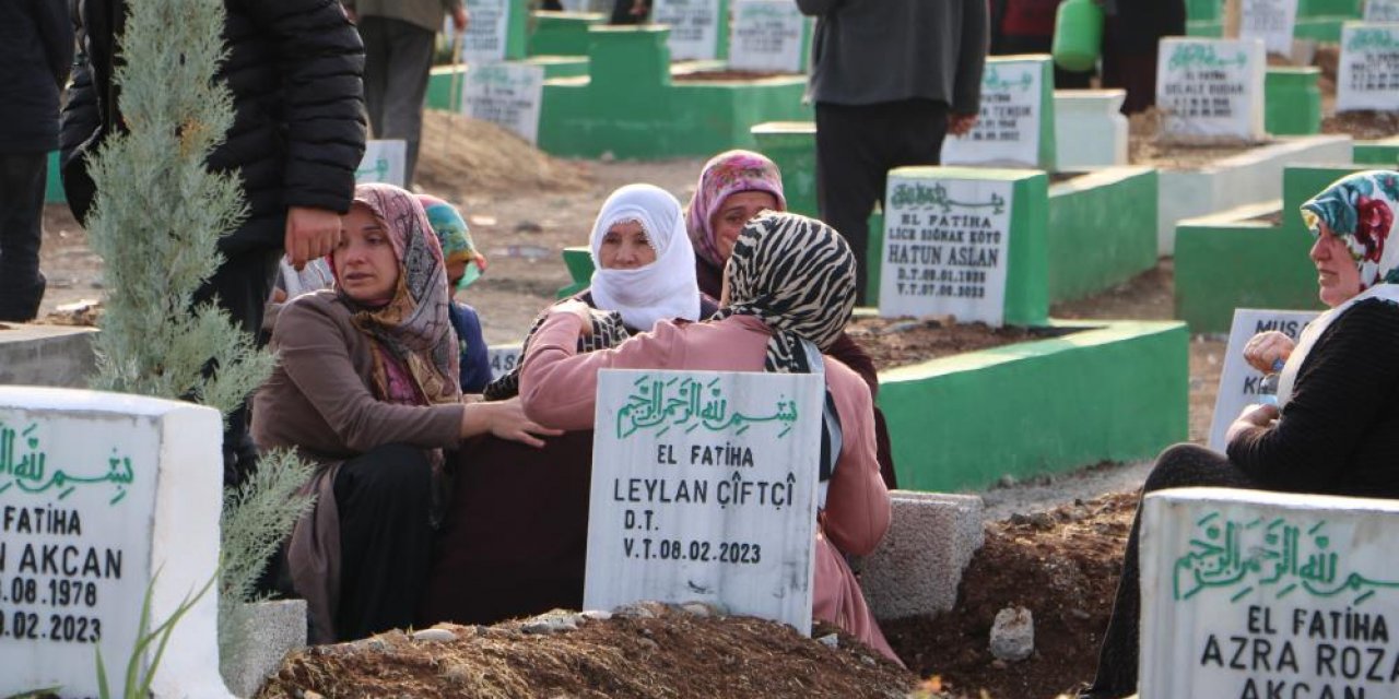 Diyarbakırlılar, depremde hayatını kaybeden yakınlarını ziyaret ediyor