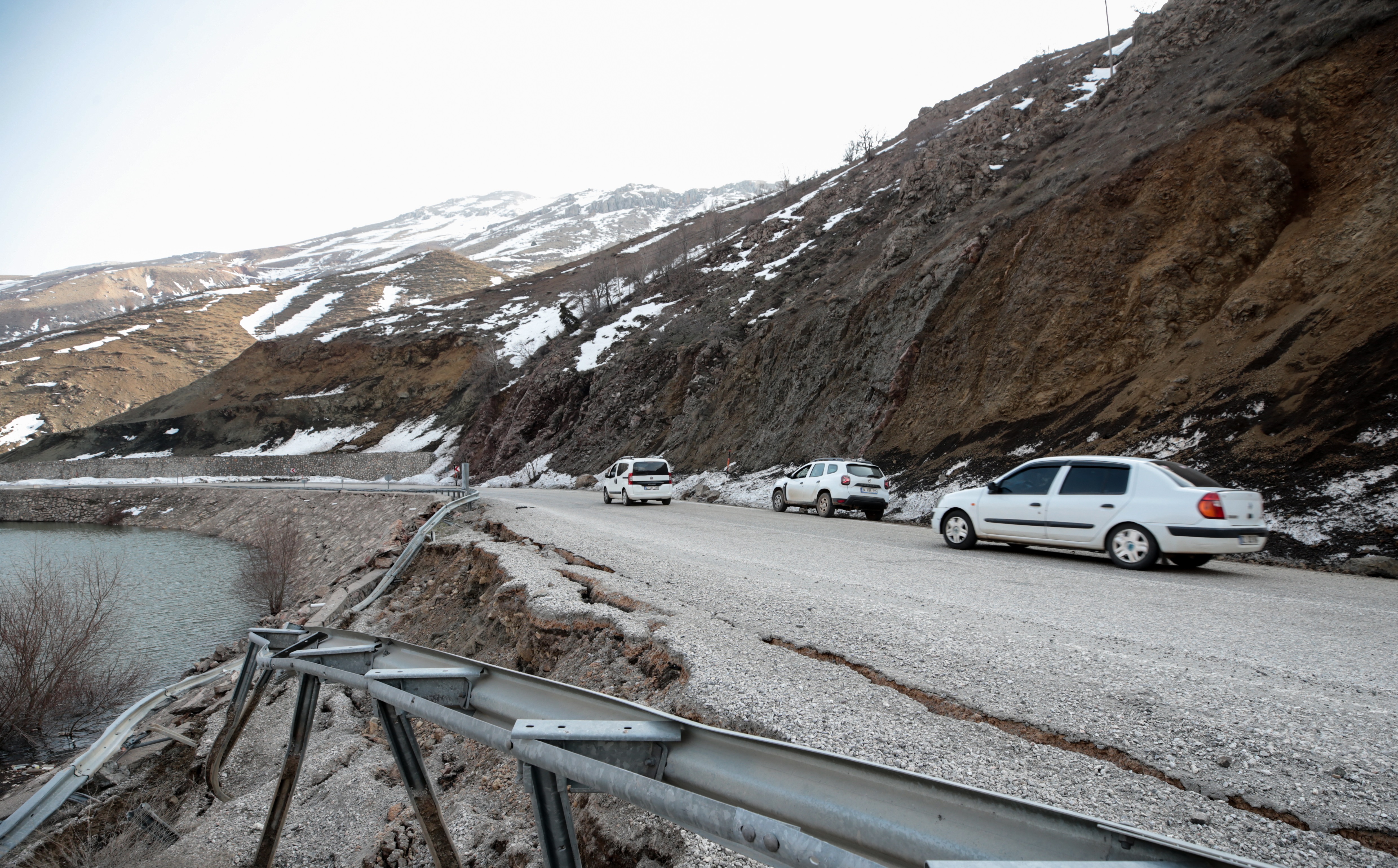 Adıyaman-Çelikhan yolunda çökme