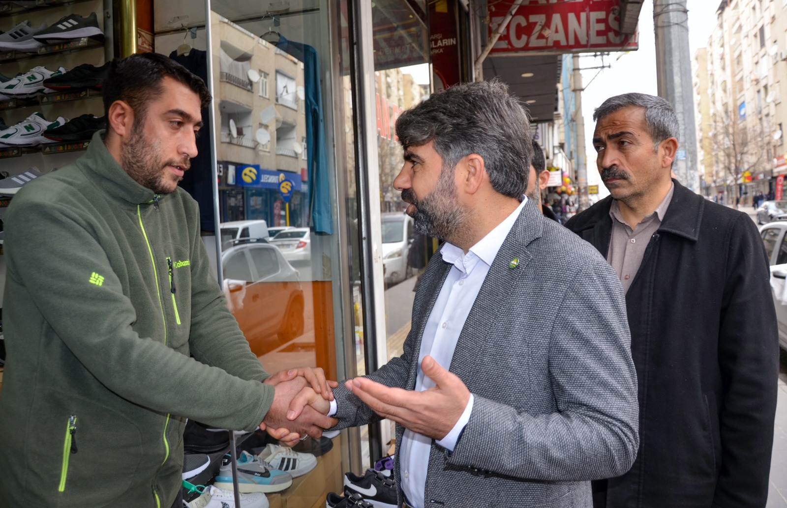 Kapatılan caddeler esnafı mağdur ediyor