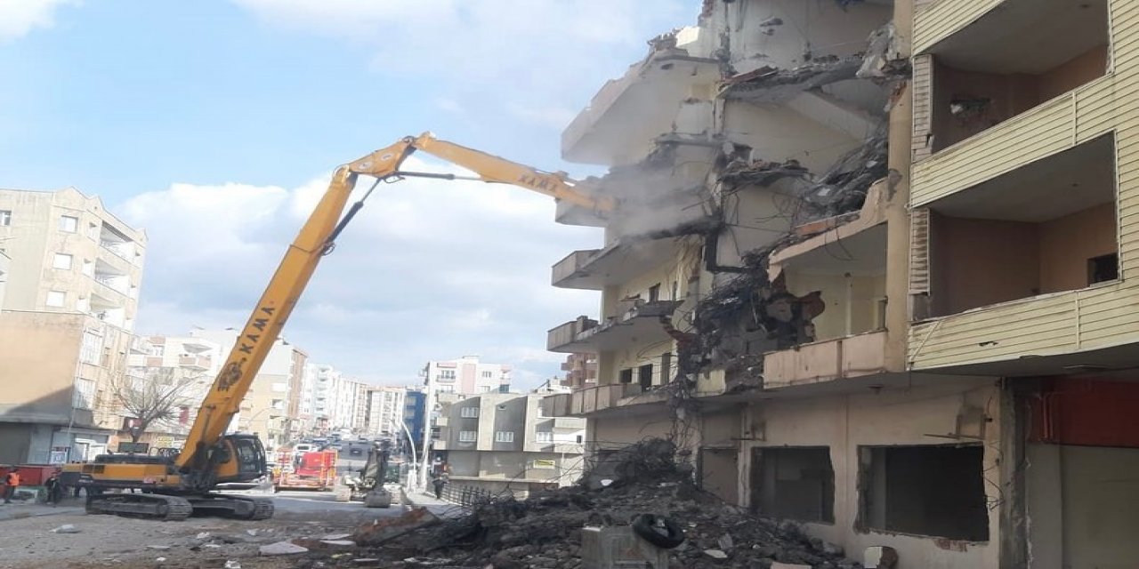 Şırnak’ta dayanıksız 2 resmi bina yıkılıyor