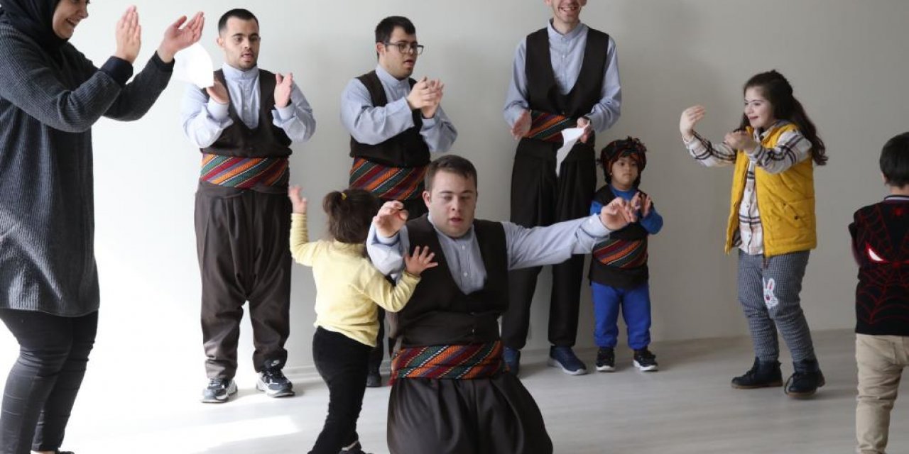 Down sendromlu halay ekibi coşturdu