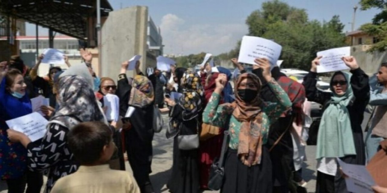 Afganlı kadınlar eğitim hakkı için sokakta