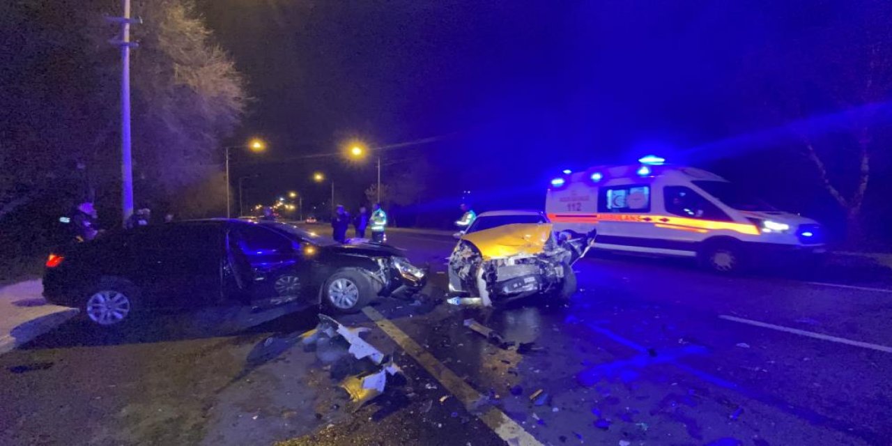 Diyarbakır’da iki araç çarpıştı: 1’i ağır, 4 yaralı