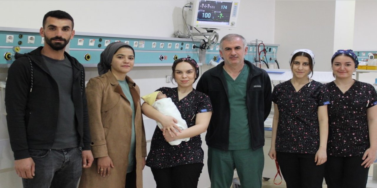 Bağırsağı dışarıda doğan çocuğu kurtardılar