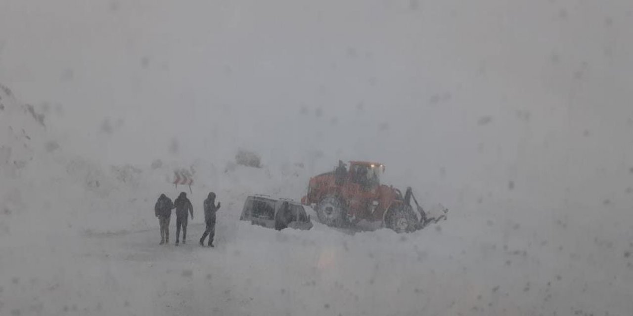 Van’da karda mahsur kalan 4 kişi kurtarıldı