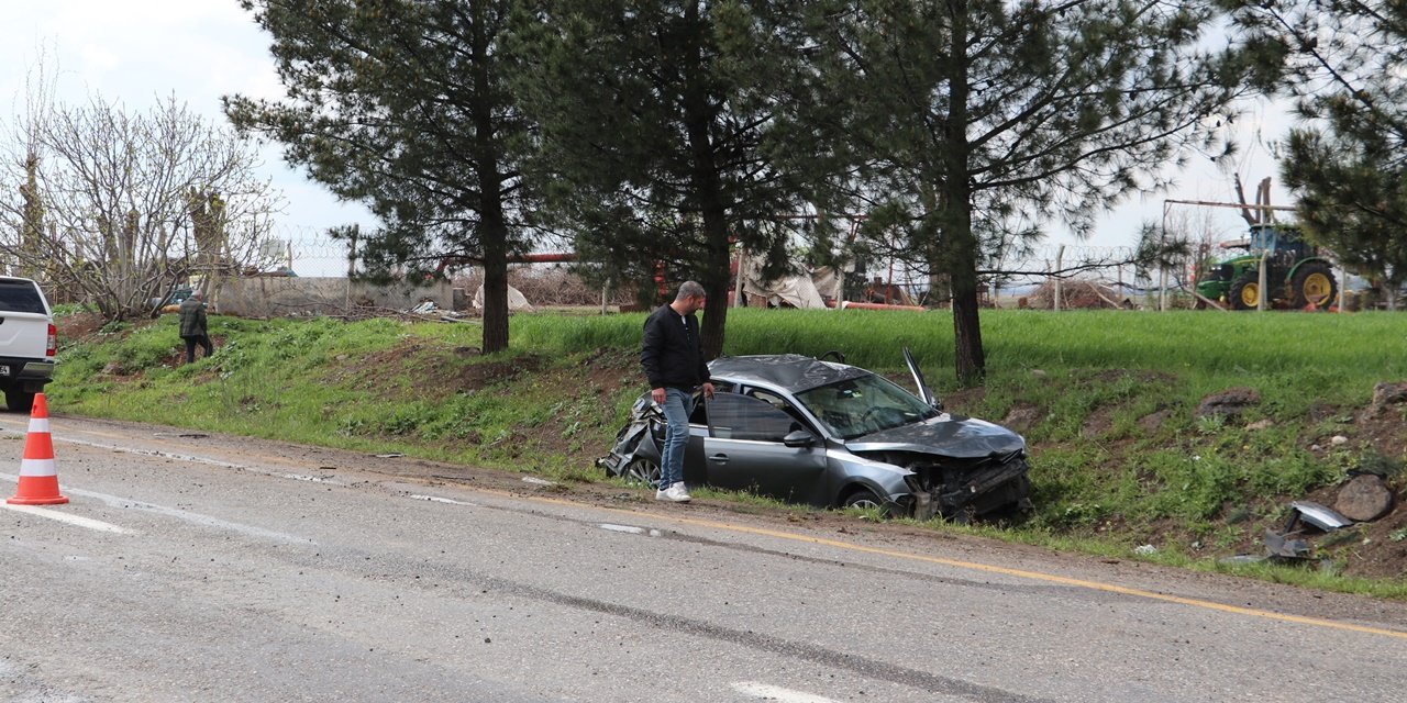 Diyarbakır'da şarampole devrilen araçtaki 5 kişi yaralandı