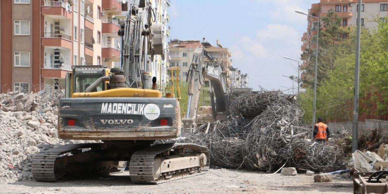 Diyarbakır’da enkaz kaldırma çalışmaları sürüyor