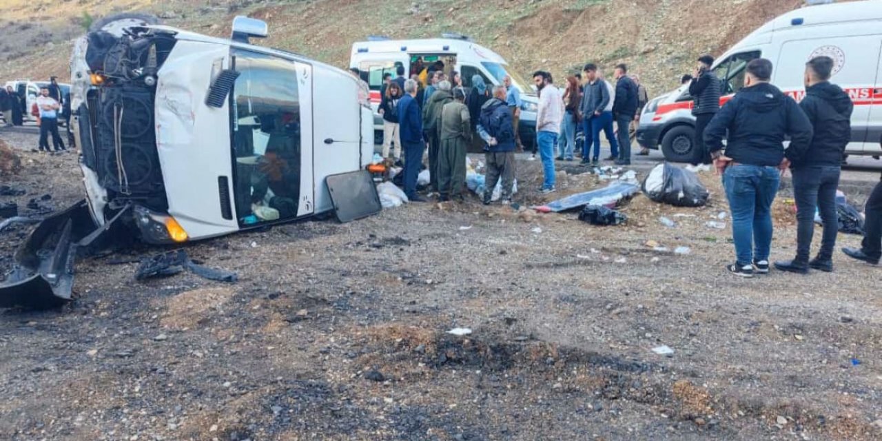Yolcu minibüsü devrildi: 8 kişi yaralandı