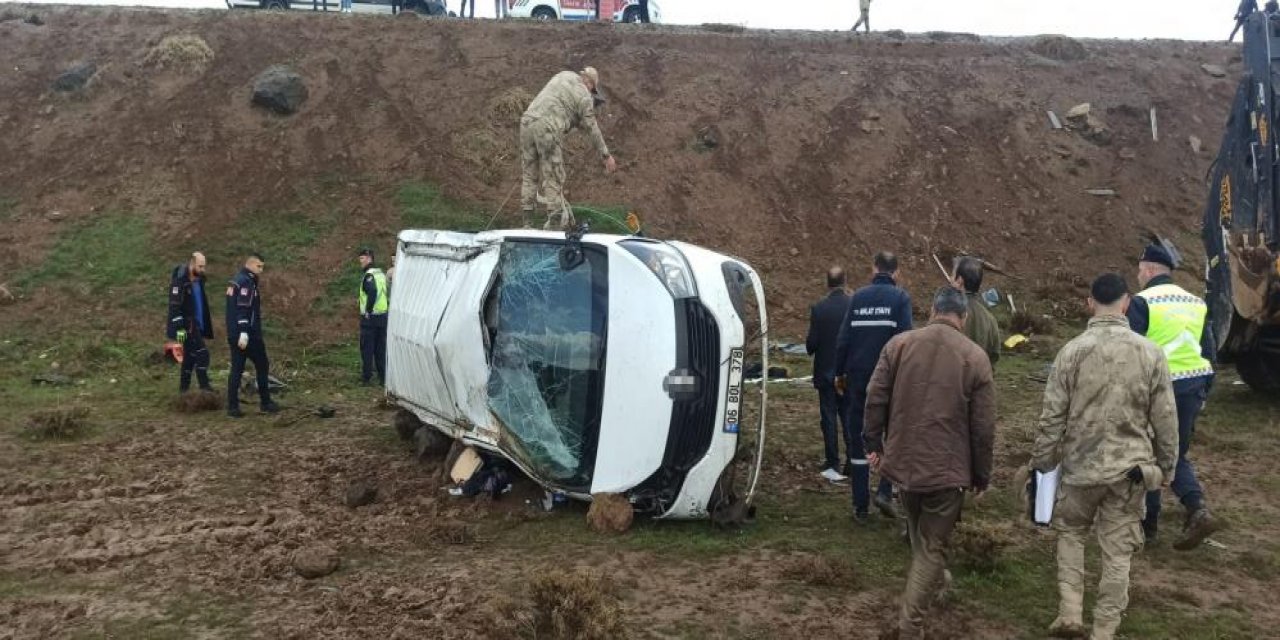 Sağlık personelini taşıyan minibüs devrildi: 13 yaralı