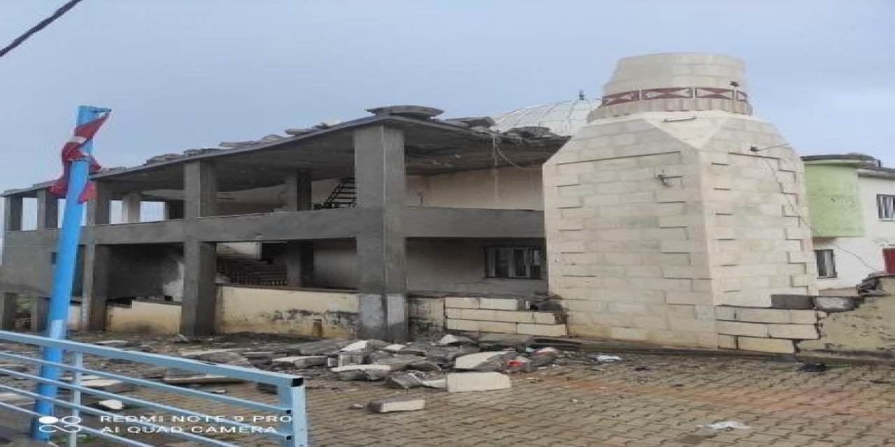 Fırtına minareleri yıktı, çatıları uçurdu