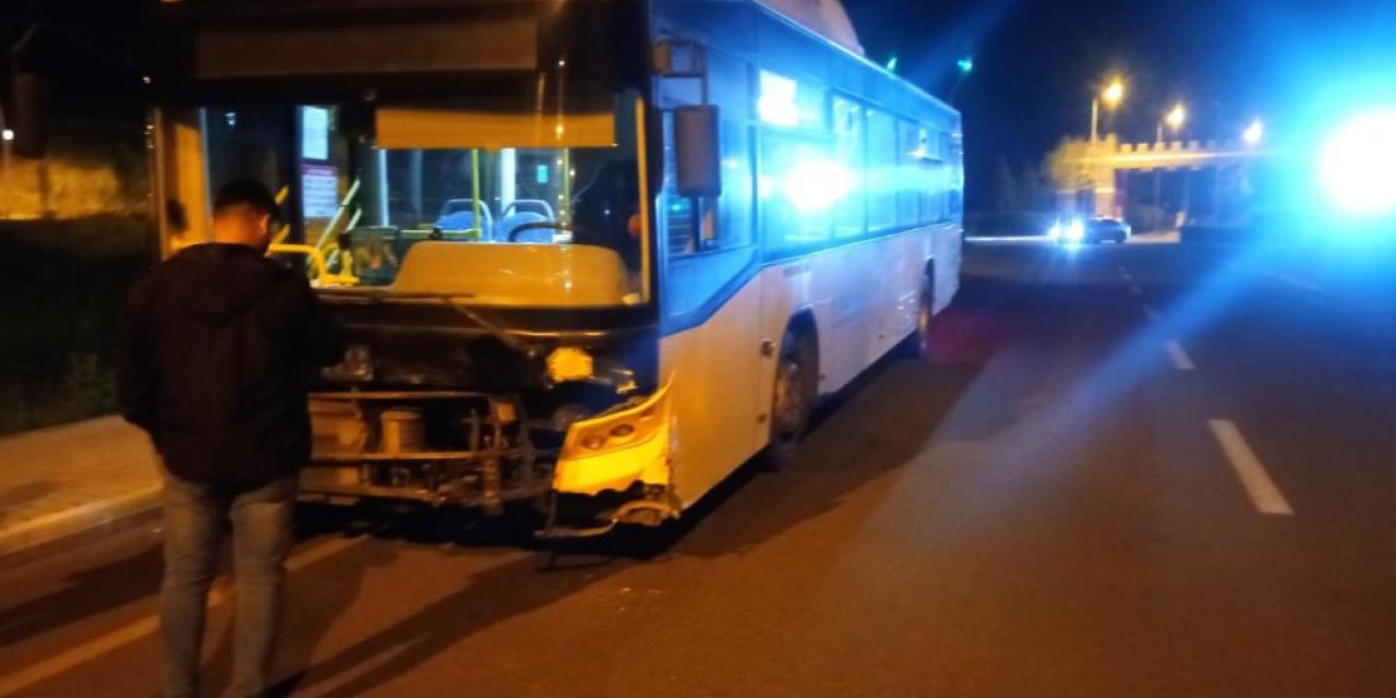 Belediye otobüsü ile otomobil çarpıştı: 5 yaralı
