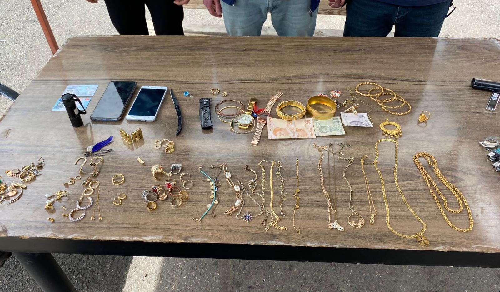 Hasarlı evlerde hırsızlık, 10 gözaltı