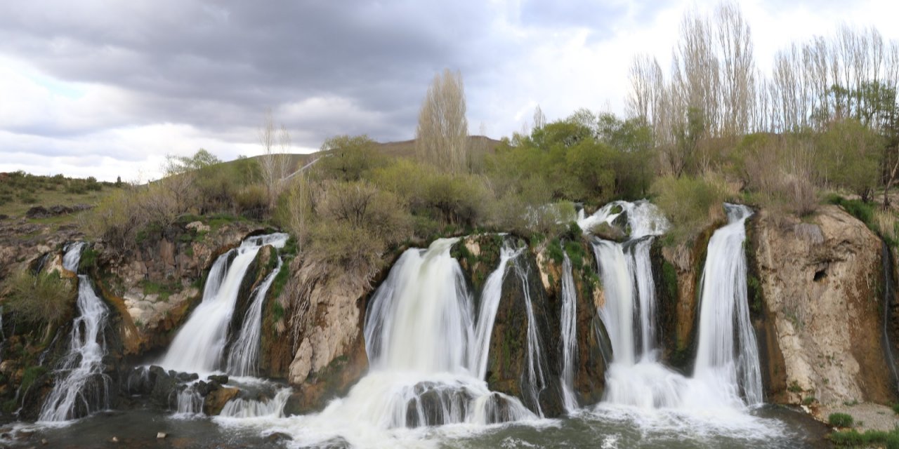 Muradiye Şelalesi, ziyaretçileri büyülüyor