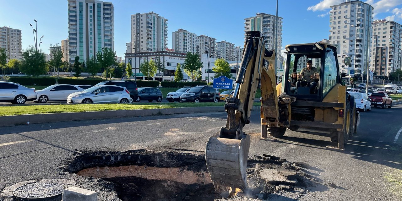 Diyarbakır’ın göbeğinde asfalt çöktü