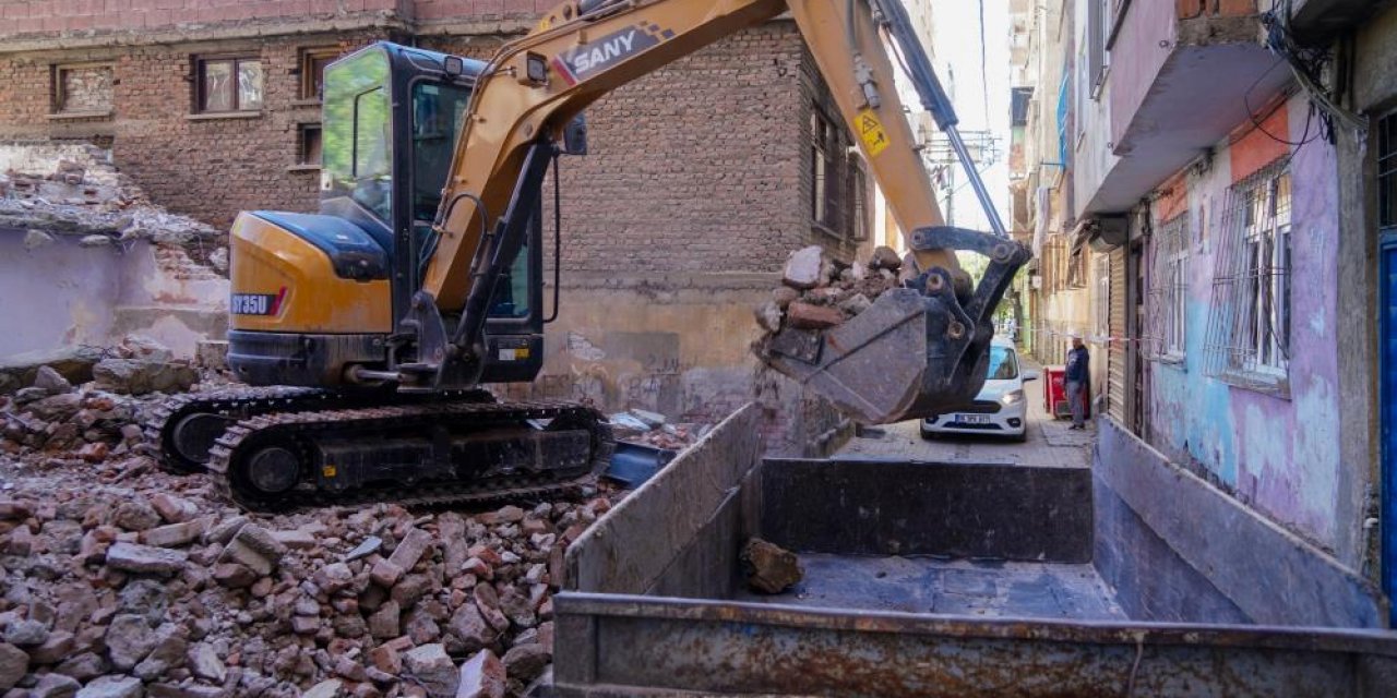 Diyarbakır’ın 90 metruk yapının yıkımı sürüyor