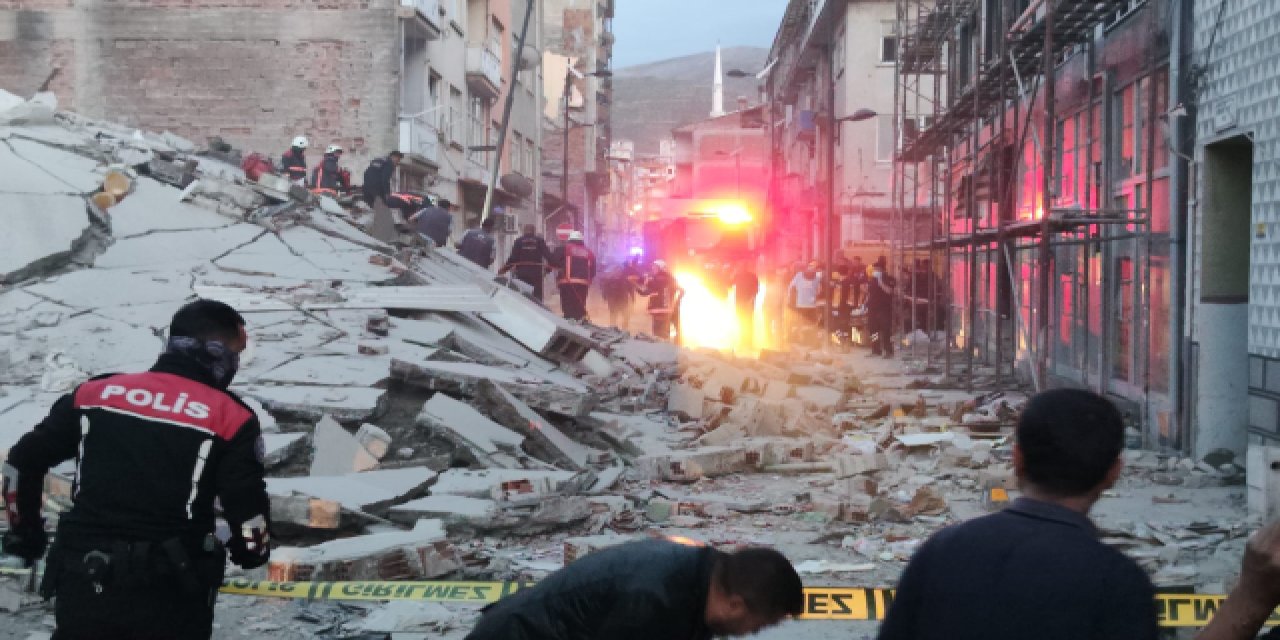 Ağır hasarlı bina çöktü: Binadaki 4 hurdacıdan biri öldü