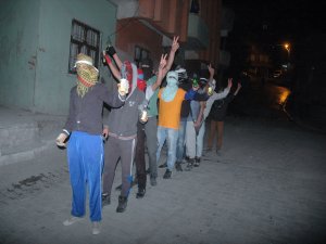 Hakkari'de eylemciler polis lojmanlarını hedef aldı