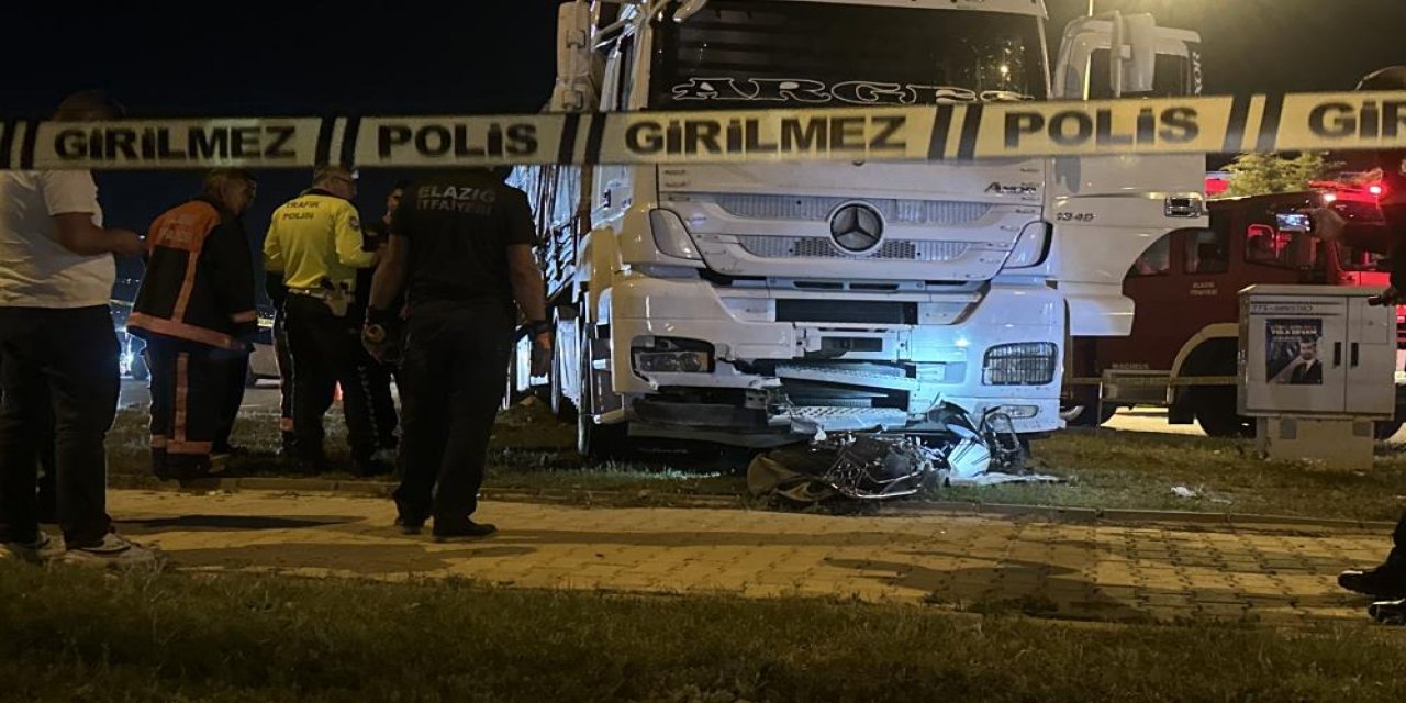 Tırın altında kalan motosiklet sürücüsü öldü