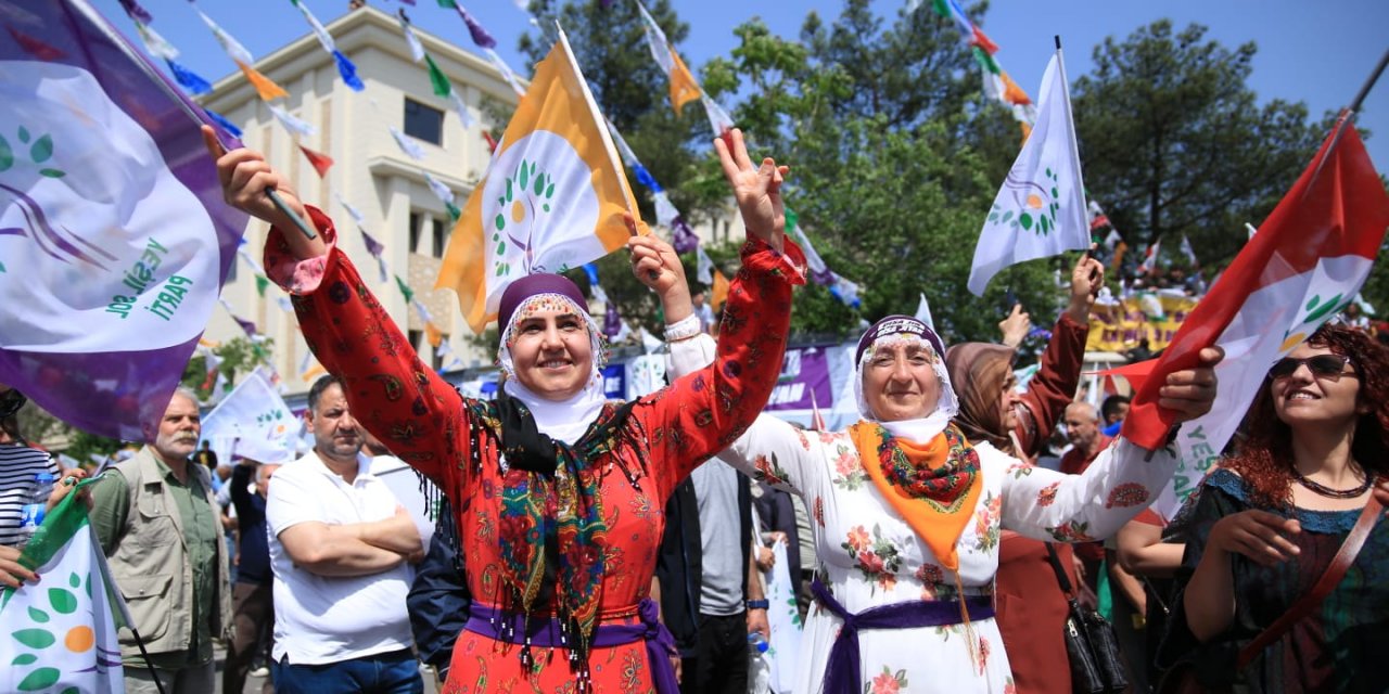 VİDEO - YSP’nin Diyarbakır mitingi: Demokratik cumhuriyeti inşa edeceğiz!