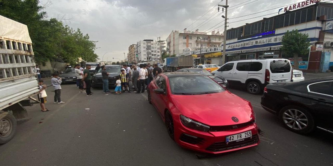 Diyarbakır’da dört araçlı kazada gerginlik çıktı