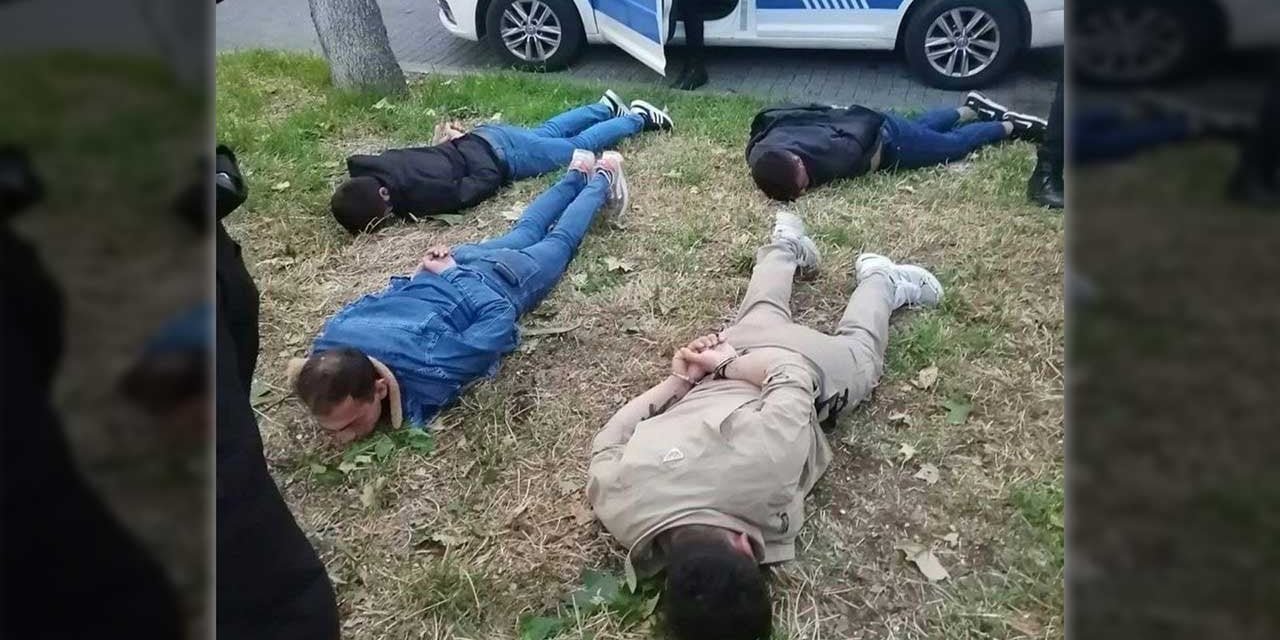 Moda Sahili'nde 'halay' çeken gençler serbest